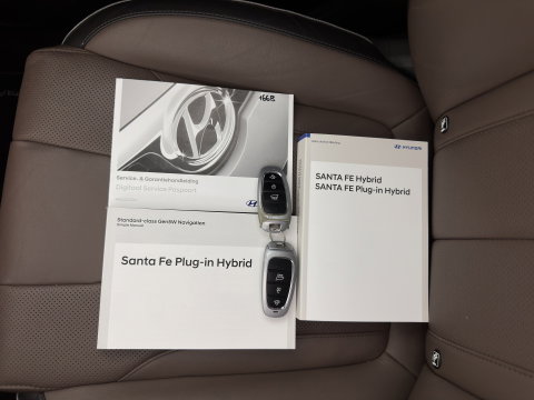 Hyundai Santa Fe 1.6 T-GDI PHEV Comfort Smart Sky [ 7-Pers. ] (INCL-BTW) *PANO | LEATHER | FULL-LED | ADAPTIVE-CRUISE | BLINDSPOT | MEMORY-PACK | DIGI-COCKPIT | SHIFTPADDLES | PRIVACYGLASS | NAVI-FULLMAP | TOWBAR | 19''ALU*