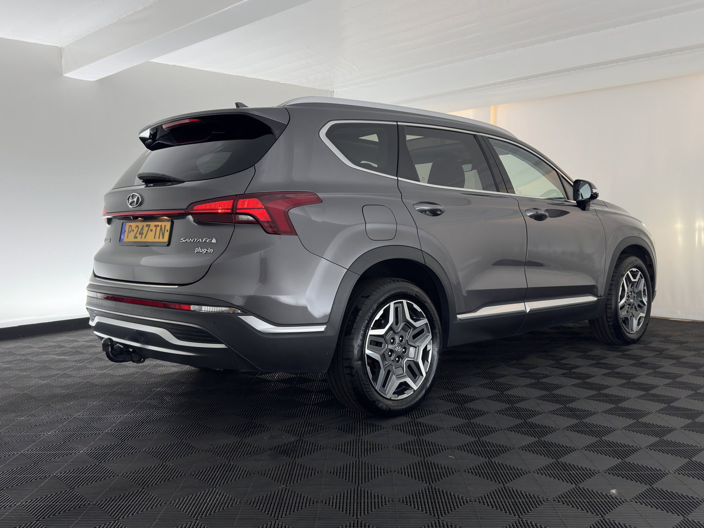 Hyundai Santa Fe 1.6 T-GDI PHEV Comfort Smart Sky [ 7-Pers. ] (INCL-BTW) *PANO | LEATHER | FULL-LED | ADAPTIVE-CRUISE | BLINDSPOT | MEMORY-PACK | DIGI-COCKPIT | SHIFTPADDLES | PRIVACYGLASS | NAVI-FULLMAP | TOWBAR | 19''ALU*