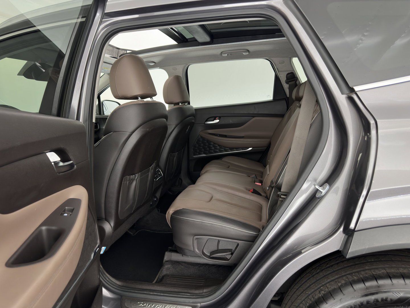 Hyundai Santa Fe 1.6 T-GDI PHEV Comfort Smart Sky [ 7-Pers. ] (INCL-BTW) *PANO | LEATHER | FULL-LED | ADAPTIVE-CRUISE | BLINDSPOT | MEMORY-PACK | DIGI-COCKPIT | SHIFTPADDLES | PRIVACYGLASS | NAVI-FULLMAP | TOWBAR | 19''ALU*
