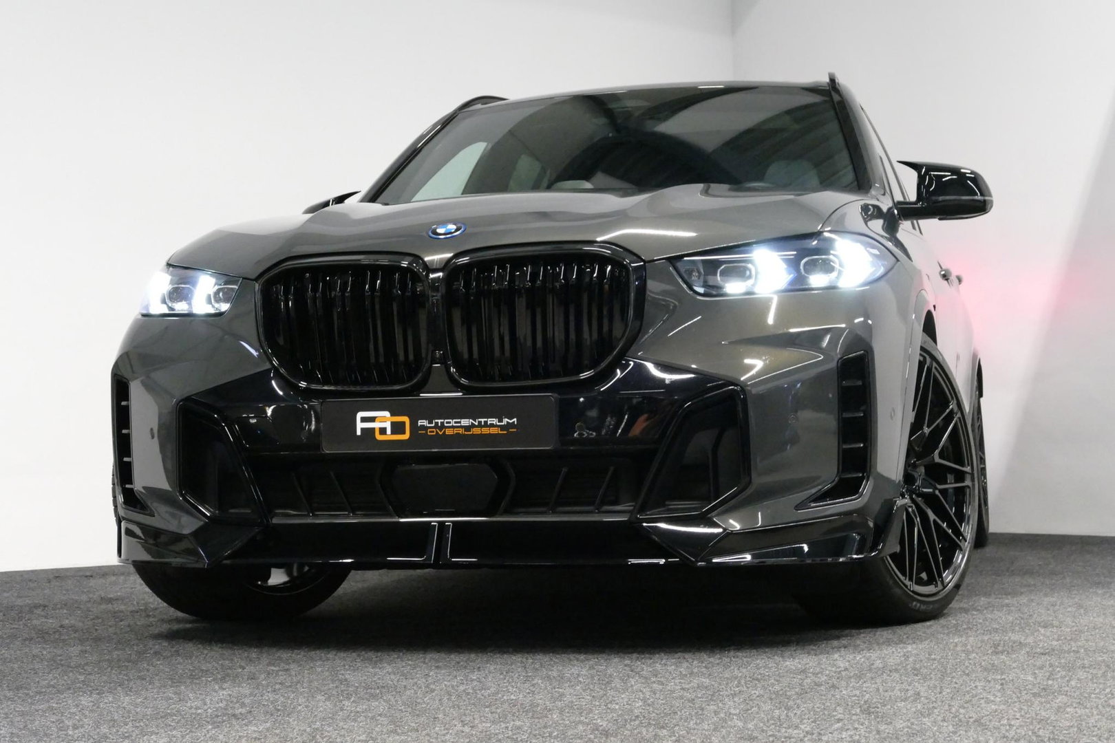 BMW X5 xDrive50e M Sport / M Bodykit / Achterasbesturing / Panoramadak / Elektr. verstelbare voorstoelen + memory / Softclose / Luchtvering / Elektr. wegklapbare trekhaak / HUD Professional / Harman Kardon Surround Sound / 22'' LMV / Ambienteverlichting / Stoelv
