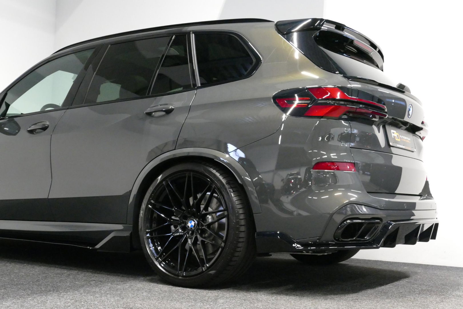 BMW X5 xDrive50e M Sport / M Bodykit / Achterasbesturing / Panoramadak / Elektr. verstelbare voorstoelen + memory / Softclose / Luchtvering / Elektr. wegklapbare trekhaak / HUD Professional / Harman Kardon Surround Sound / 22'' LMV / Ambienteverlichting / Stoelv