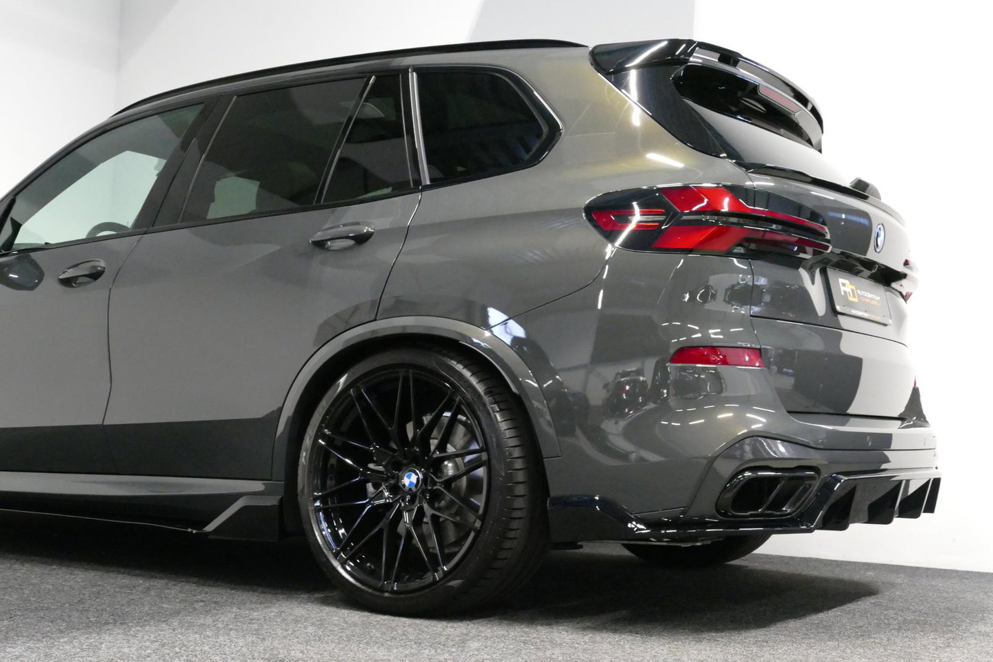BMW X5 xDrive50e M Sport / M Bodykit / Achterasbesturing / Panoramadak / Elektr. verstelbare voorstoelen + memory / Softclose / Luchtvering / Elektr. wegklapbare trekhaak / HUD Professional / Harman Kardon Surround Sound / 22'' LMV / Ambienteverlichting / Stoelv