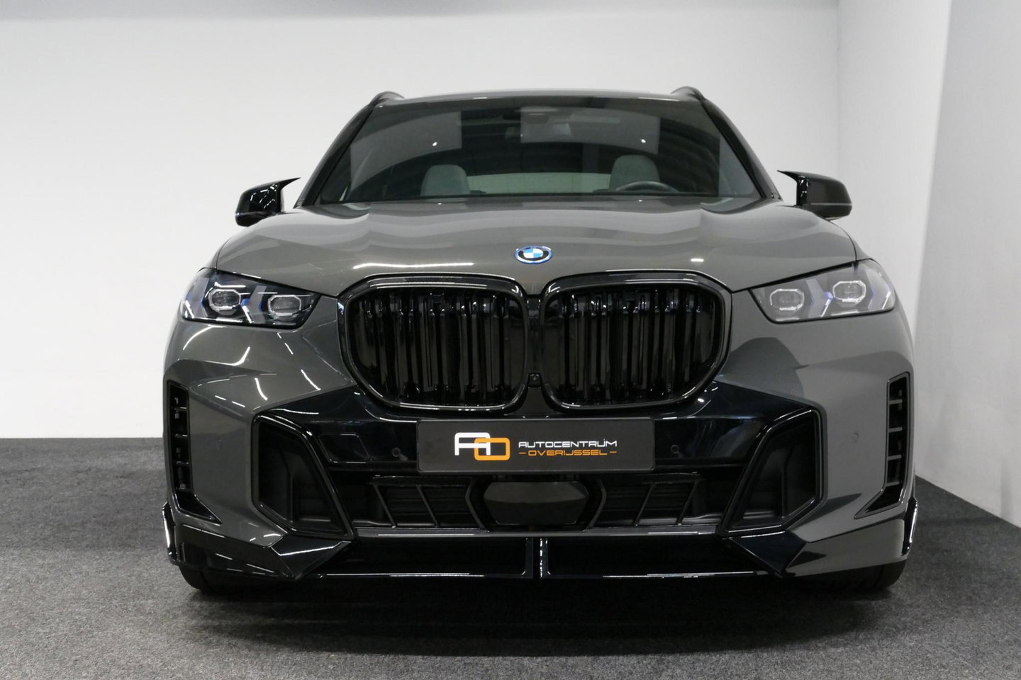 BMW X5 xDrive50e M Sport / M Bodykit / Achterasbesturing / Panoramadak / Elektr. verstelbare voorstoelen + memory / Softclose / Luchtvering / Elektr. wegklapbare trekhaak / HUD Professional / Harman Kardon Surround Sound / 22'' LMV / Ambienteverlichting / Stoelv
