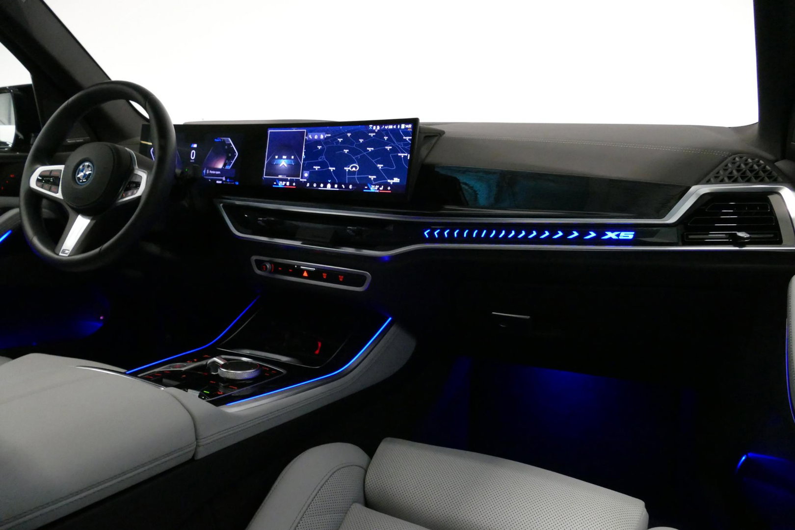 BMW X5 xDrive50e M Sport / M Bodykit / Achterasbesturing / Panoramadak / Elektr. verstelbare voorstoelen + memory / Softclose / Luchtvering / Elektr. wegklapbare trekhaak / HUD Professional / Harman Kardon Surround Sound / 22'' LMV / Ambienteverlichting / Stoelv