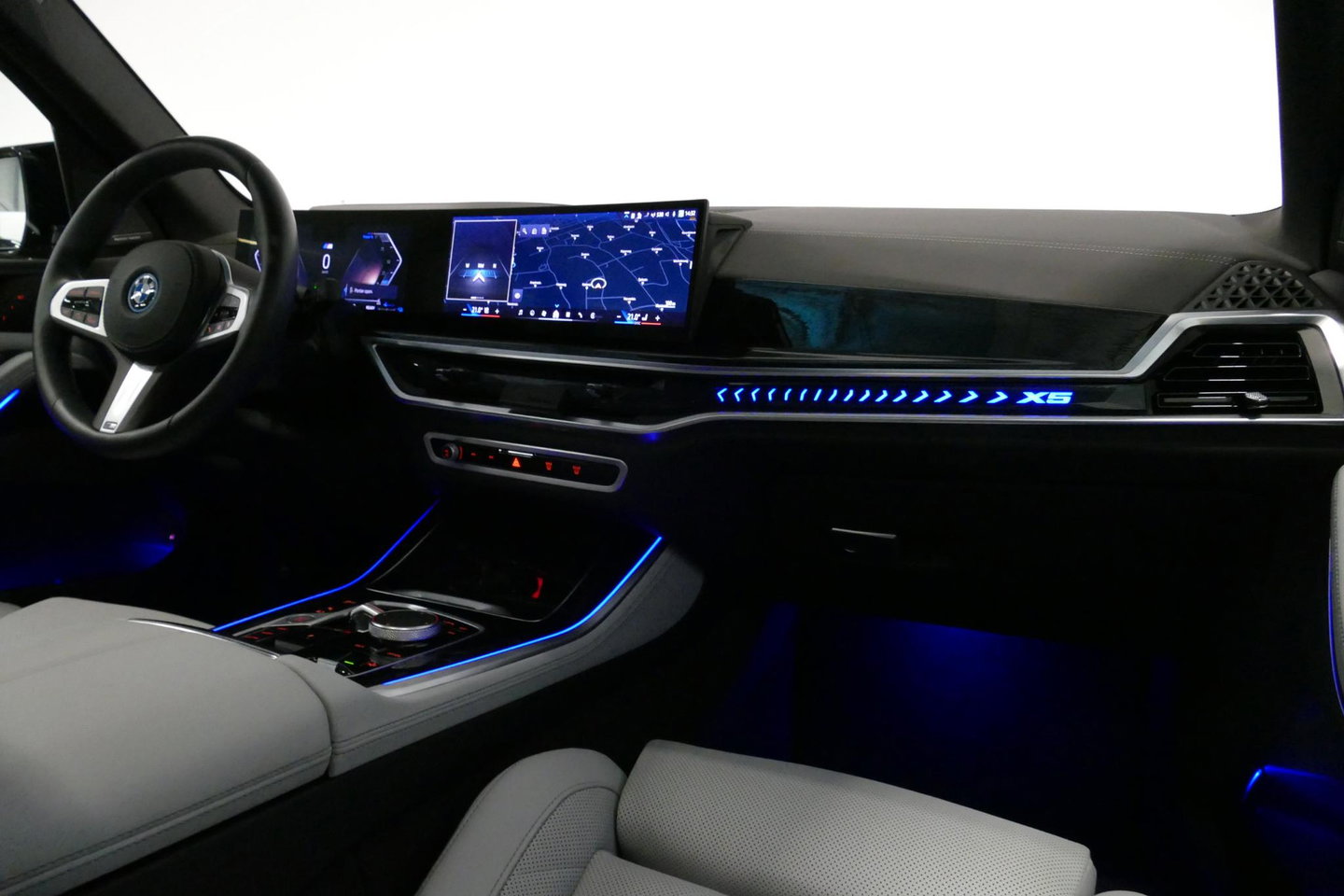 BMW X5 xDrive50e M Sport / M Bodykit / Achterasbesturing / Panoramadak / Elektr. verstelbare voorstoelen + memory / Softclose / Luchtvering / Elektr. wegklapbare trekhaak / HUD Professional / Harman Kardon Surround Sound / 22'' LMV / Ambienteverlichting / Stoelv
