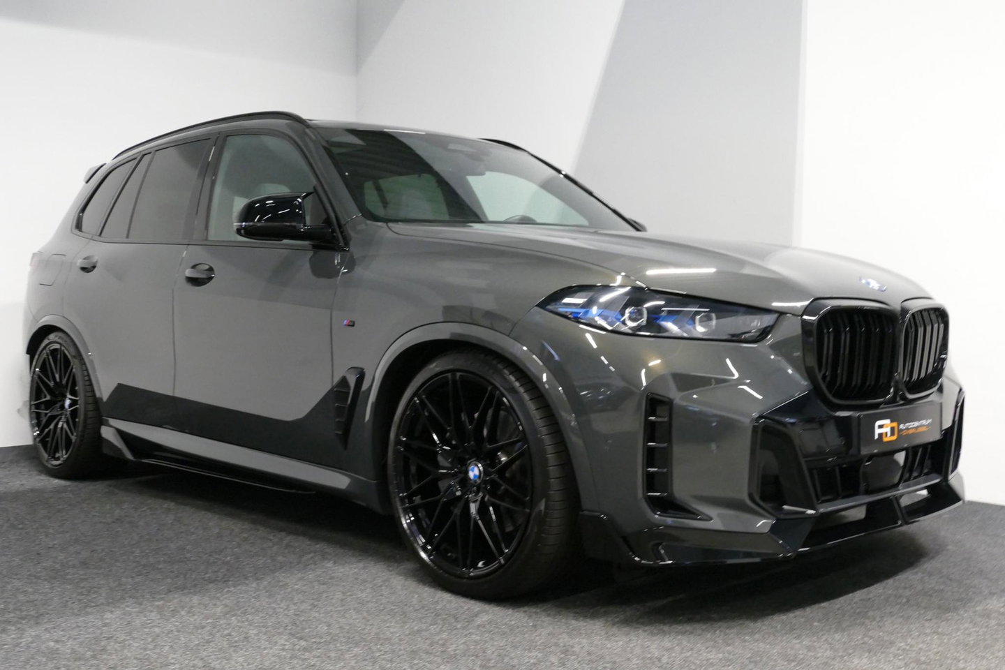 BMW X5 xDrive50e M Sport / M Bodykit / Achterasbesturing / Panoramadak / Elektr. verstelbare voorstoelen + memory / Softclose / Luchtvering / Elektr. wegklapbare trekhaak / HUD Professional / Harman Kardon Surround Sound / 22'' LMV / Ambienteverlichting / Stoelv