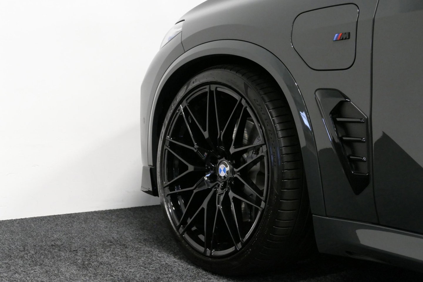 BMW X5 xDrive50e M Sport / M Bodykit / Achterasbesturing / Panoramadak / Elektr. verstelbare voorstoelen + memory / Softclose / Luchtvering / Elektr. wegklapbare trekhaak / HUD Professional / Harman Kardon Surround Sound / 22'' LMV / Ambienteverlichting / Stoelv