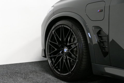 BMW X5 xDrive50e M Sport / M Bodykit / Achterasbesturing / Panoramadak / Elektr. verstelbare voorstoelen + memory / Softclose / Luchtvering / Elektr. wegklapbare trekhaak / HUD Professional / Harman Kardon Surround Sound / 22'' LMV / Ambienteverlichting / Stoelv