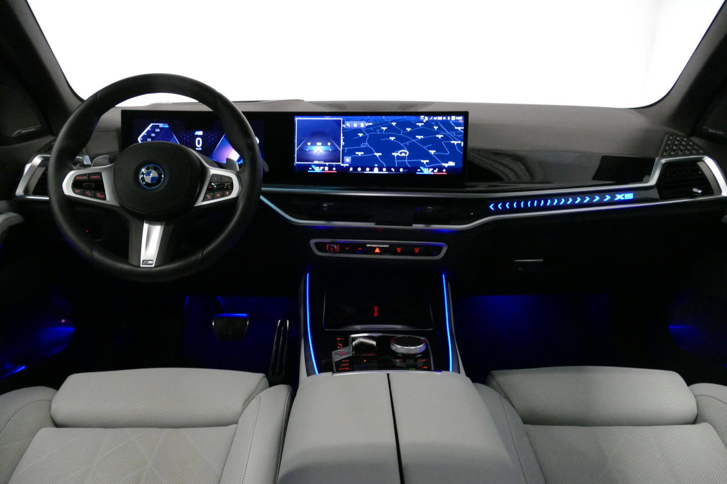 BMW X5 xDrive50e M Sport / M Bodykit / Achterasbesturing / Panoramadak / Elektr. verstelbare voorstoelen + memory / Softclose / Luchtvering / Elektr. wegklapbare trekhaak / HUD Professional / Harman Kardon Surround Sound / 22'' LMV / Ambienteverlichting / Stoelv