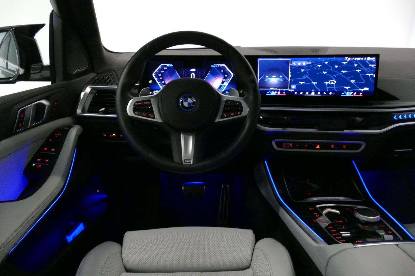 BMW X5 xDrive50e M Sport / M Bodykit / Achterasbesturing / Panoramadak / Elektr. verstelbare voorstoelen + memory / Softclose / Luchtvering / Elektr. wegklapbare trekhaak / HUD Professional / Harman Kardon Surround Sound / 22'' LMV / Ambienteverlichting / Stoelv