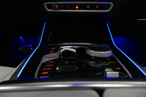 BMW X5 xDrive50e M Sport / M Bodykit / Achterasbesturing / Panoramadak / Elektr. verstelbare voorstoelen + memory / Softclose / Luchtvering / Elektr. wegklapbare trekhaak / HUD Professional / Harman Kardon Surround Sound / 22'' LMV / Ambienteverlichting / Stoelv