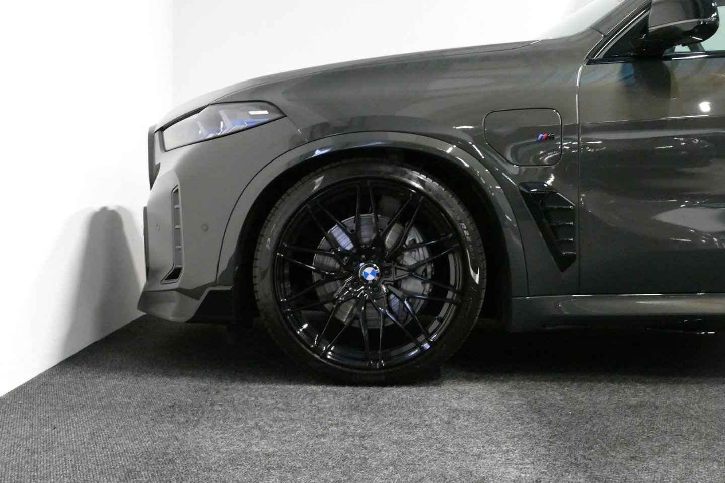 BMW X5 xDrive50e M Sport / M Bodykit / Achterasbesturing / Panoramadak / Elektr. verstelbare voorstoelen + memory / Softclose / Luchtvering / Elektr. wegklapbare trekhaak / HUD Professional / Harman Kardon Surround Sound / 22'' LMV / Ambienteverlichting / Stoelv