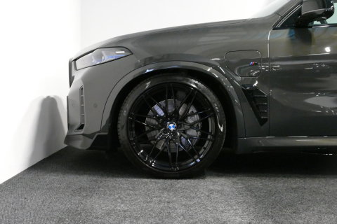 BMW X5 xDrive50e M Sport / M Bodykit / Achterasbesturing / Panoramadak / Elektr. verstelbare voorstoelen + memory / Softclose / Luchtvering / Elektr. wegklapbare trekhaak / HUD Professional / Harman Kardon Surround Sound / 22'' LMV / Ambienteverlichting / Stoelv