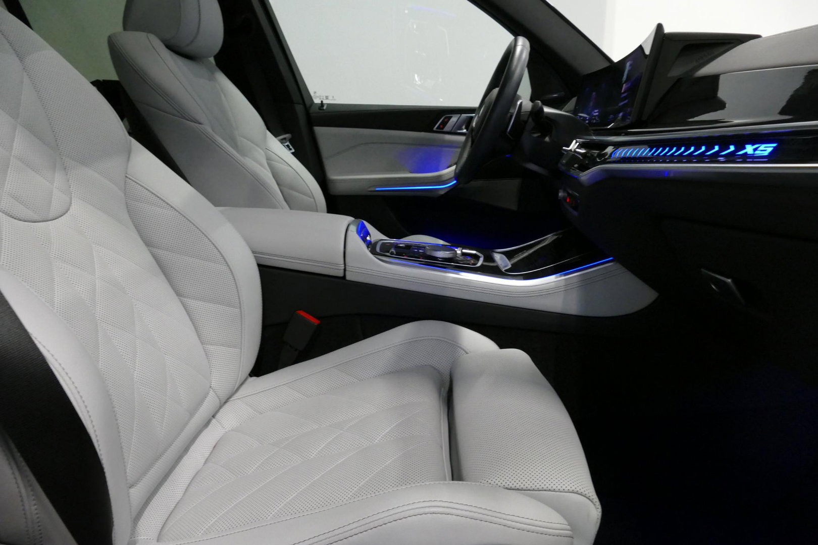 BMW X5 xDrive50e M Sport / M Bodykit / Achterasbesturing / Panoramadak / Elektr. verstelbare voorstoelen + memory / Softclose / Luchtvering / Elektr. wegklapbare trekhaak / HUD Professional / Harman Kardon Surround Sound / 22'' LMV / Ambienteverlichting / Stoelv