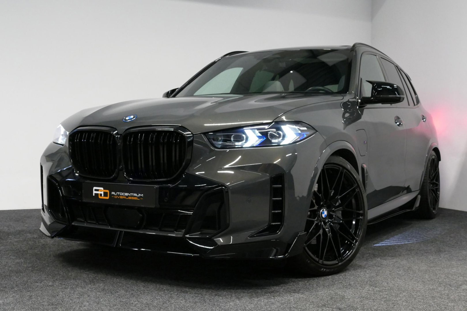 BMW X5 xDrive50e M Sport / M Bodykit / Achterasbesturing / Panoramadak / Elektr. verstelbare voorstoelen + memory / Softclose / Luchtvering / Elektr. wegklapbare trekhaak / HUD Professional / Harman Kardon Surround Sound / 22'' LMV / Ambienteverlichting / Stoelv