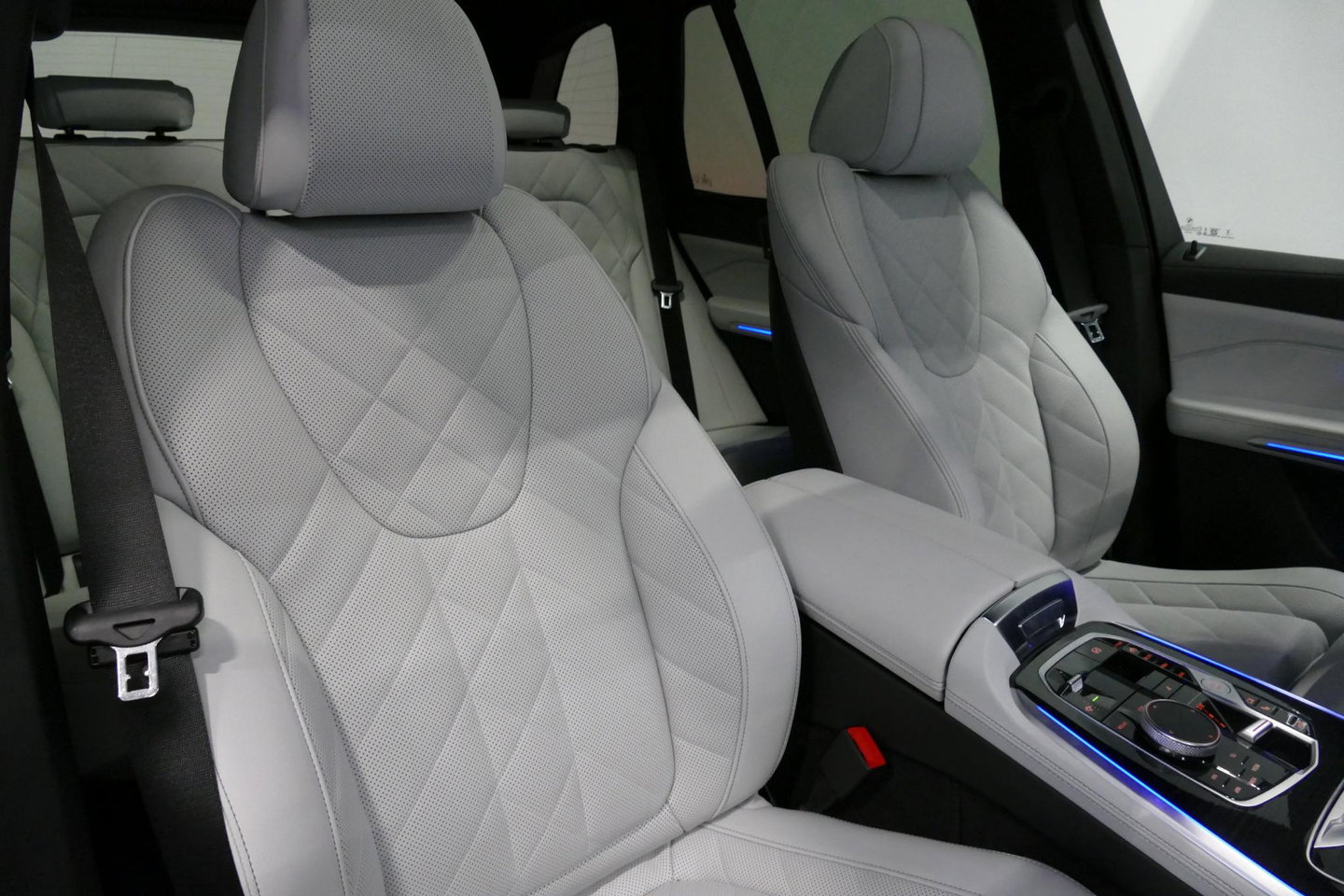 BMW X5 xDrive50e M Sport / M Bodykit / Achterasbesturing / Panoramadak / Elektr. verstelbare voorstoelen + memory / Softclose / Luchtvering / Elektr. wegklapbare trekhaak / HUD Professional / Harman Kardon Surround Sound / 22'' LMV / Ambienteverlichting / Stoelv