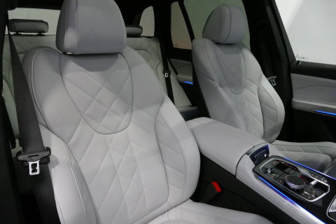 BMW X5 xDrive50e M Sport / M Bodykit / Achterasbesturing / Panoramadak / Elektr. verstelbare voorstoelen + memory / Softclose / Luchtvering / Elektr. wegklapbare trekhaak / HUD Professional / Harman Kardon Surround Sound / 22'' LMV / Ambienteverlichting / Stoelv