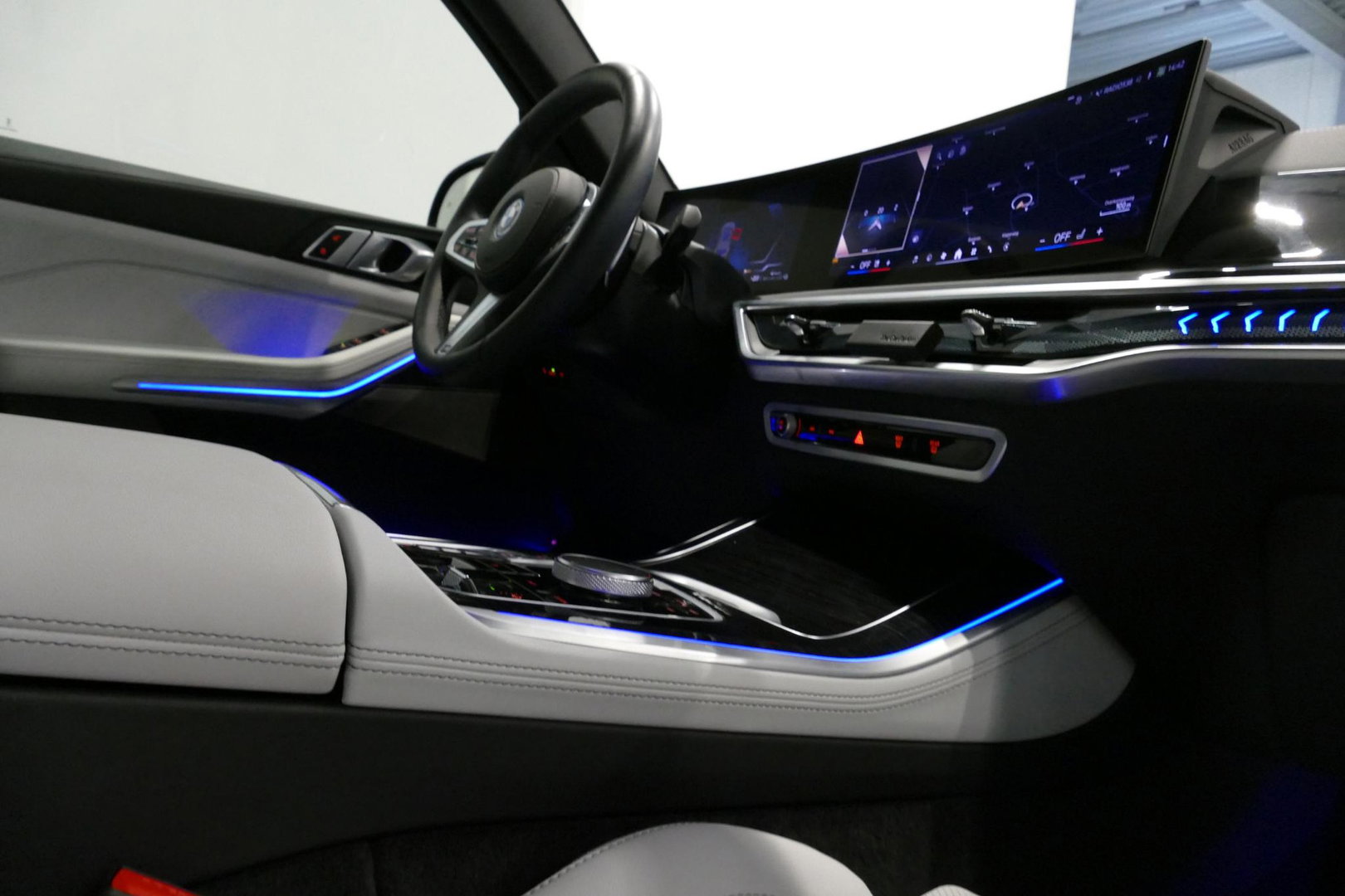 BMW X5 xDrive50e M Sport / M Bodykit / Achterasbesturing / Panoramadak / Elektr. verstelbare voorstoelen + memory / Softclose / Luchtvering / Elektr. wegklapbare trekhaak / HUD Professional / Harman Kardon Surround Sound / 22'' LMV / Ambienteverlichting / Stoelv