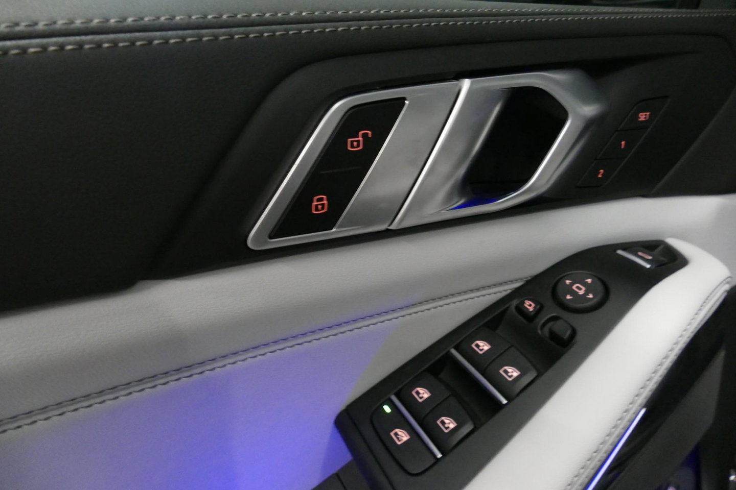 BMW X5 xDrive50e M Sport / M Bodykit / Achterasbesturing / Panoramadak / Elektr. verstelbare voorstoelen + memory / Softclose / Luchtvering / Elektr. wegklapbare trekhaak / HUD Professional / Harman Kardon Surround Sound / 22'' LMV / Ambienteverlichting / Stoelv