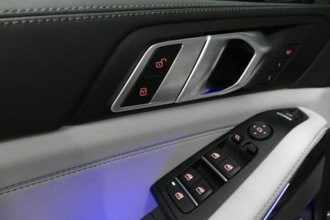 BMW X5 xDrive50e M Sport / M Bodykit / Achterasbesturing / Panoramadak / Elektr. verstelbare voorstoelen + memory / Softclose / Luchtvering / Elektr. wegklapbare trekhaak / HUD Professional / Harman Kardon Surround Sound / 22'' LMV / Ambienteverlichting / Stoelv