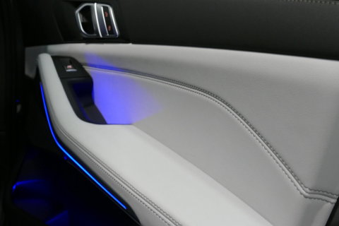 BMW X5 xDrive50e M Sport / M Bodykit / Achterasbesturing / Panoramadak / Elektr. verstelbare voorstoelen + memory / Softclose / Luchtvering / Elektr. wegklapbare trekhaak / HUD Professional / Harman Kardon Surround Sound / 22'' LMV / Ambienteverlichting / Stoelv