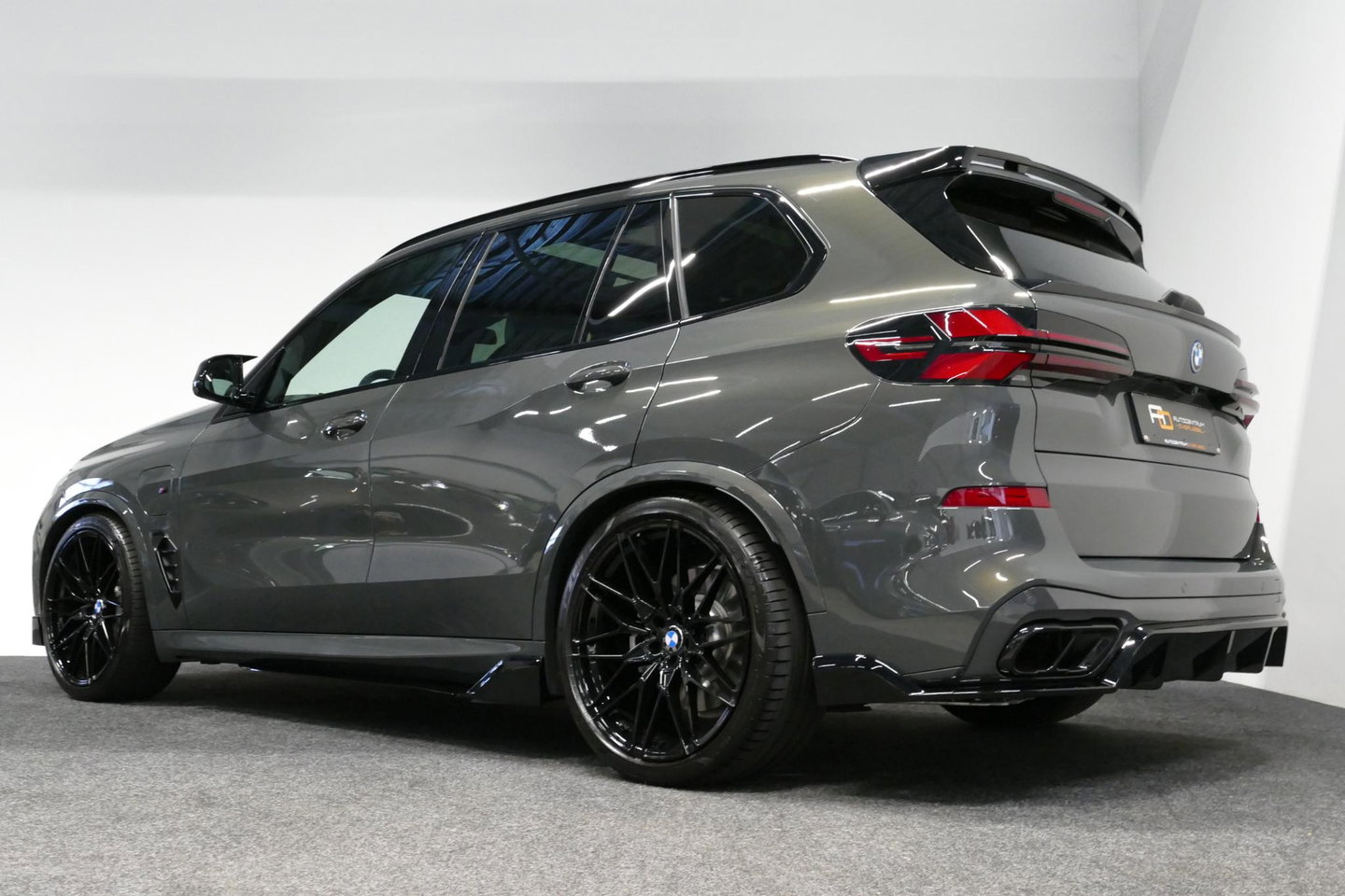 BMW X5 xDrive50e M Sport / M Bodykit / Achterasbesturing / Panoramadak / Elektr. verstelbare voorstoelen + memory / Softclose / Luchtvering / Elektr. wegklapbare trekhaak / HUD Professional / Harman Kardon Surround Sound / 22'' LMV / Ambienteverlichting / Stoelv