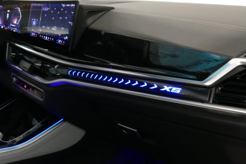 BMW X5 xDrive50e M Sport / M Bodykit / Achterasbesturing / Panoramadak / Elektr. verstelbare voorstoelen + memory / Softclose / Luchtvering / Elektr. wegklapbare trekhaak / HUD Professional / Harman Kardon Surround Sound / 22'' LMV / Ambienteverlichting / Stoelv