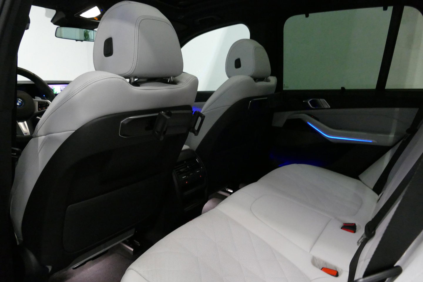 BMW X5 xDrive50e M Sport / M Bodykit / Achterasbesturing / Panoramadak / Elektr. verstelbare voorstoelen + memory / Softclose / Luchtvering / Elektr. wegklapbare trekhaak / HUD Professional / Harman Kardon Surround Sound / 22'' LMV / Ambienteverlichting / Stoelv