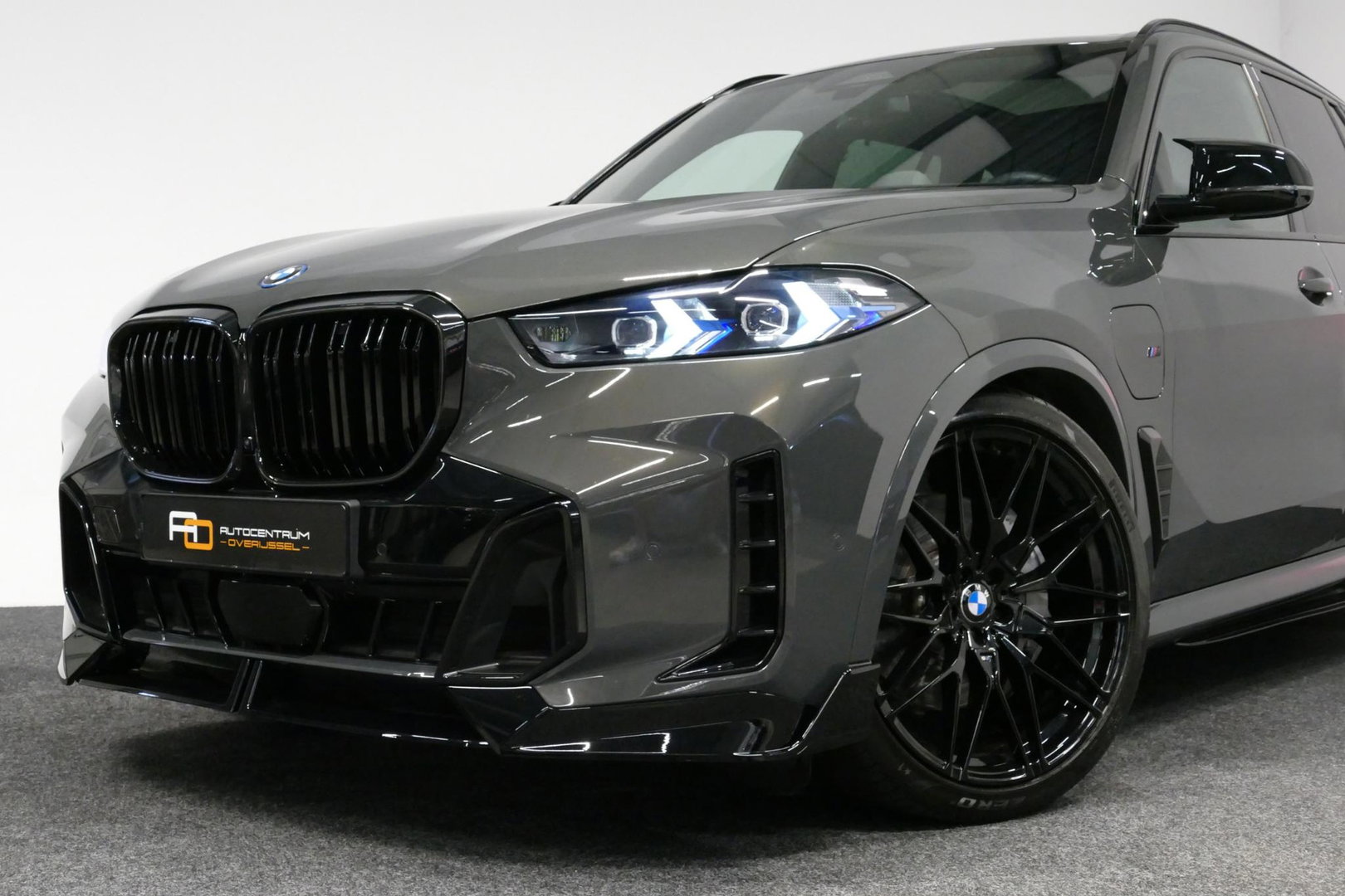 BMW X5 xDrive50e M Sport / M Bodykit / Achterasbesturing / Panoramadak / Elektr. verstelbare voorstoelen + memory / Softclose / Luchtvering / Elektr. wegklapbare trekhaak / HUD Professional / Harman Kardon Surround Sound / 22'' LMV / Ambienteverlichting / Stoelv