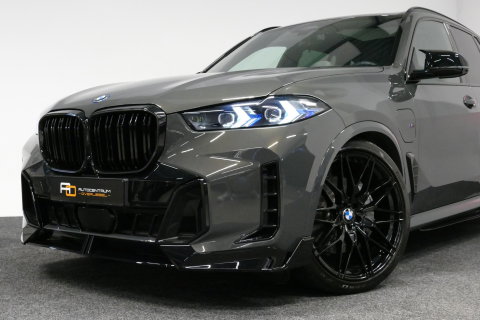 BMW X5 xDrive50e M Sport / M Bodykit / Achterasbesturing / Panoramadak / Elektr. verstelbare voorstoelen + memory / Softclose / Luchtvering / Elektr. wegklapbare trekhaak / HUD Professional / Harman Kardon Surround Sound / 22'' LMV / Ambienteverlichting / Stoelv