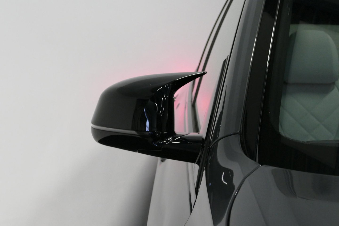 BMW X5 xDrive50e M Sport / M Bodykit / Achterasbesturing / Panoramadak / Elektr. verstelbare voorstoelen + memory / Softclose / Luchtvering / Elektr. wegklapbare trekhaak / HUD Professional / Harman Kardon Surround Sound / 22'' LMV / Ambienteverlichting / Stoelv