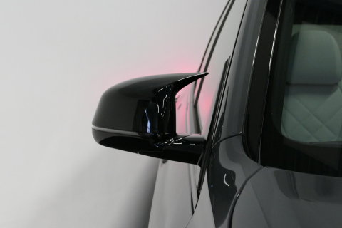 BMW X5 xDrive50e M Sport / M Bodykit / Achterasbesturing / Panoramadak / Elektr. verstelbare voorstoelen + memory / Softclose / Luchtvering / Elektr. wegklapbare trekhaak / HUD Professional / Harman Kardon Surround Sound / 22'' LMV / Ambienteverlichting / Stoelv