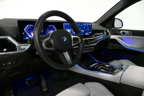 BMW X5 xDrive50e M Sport / M Bodykit / Achterasbesturing / Panoramadak / Elektr. verstelbare voorstoelen + memory / Softclose / Luchtvering / Elektr. wegklapbare trekhaak / HUD Professional / Harman Kardon Surround Sound / 22'' LMV / Ambienteverlichting / Stoelv