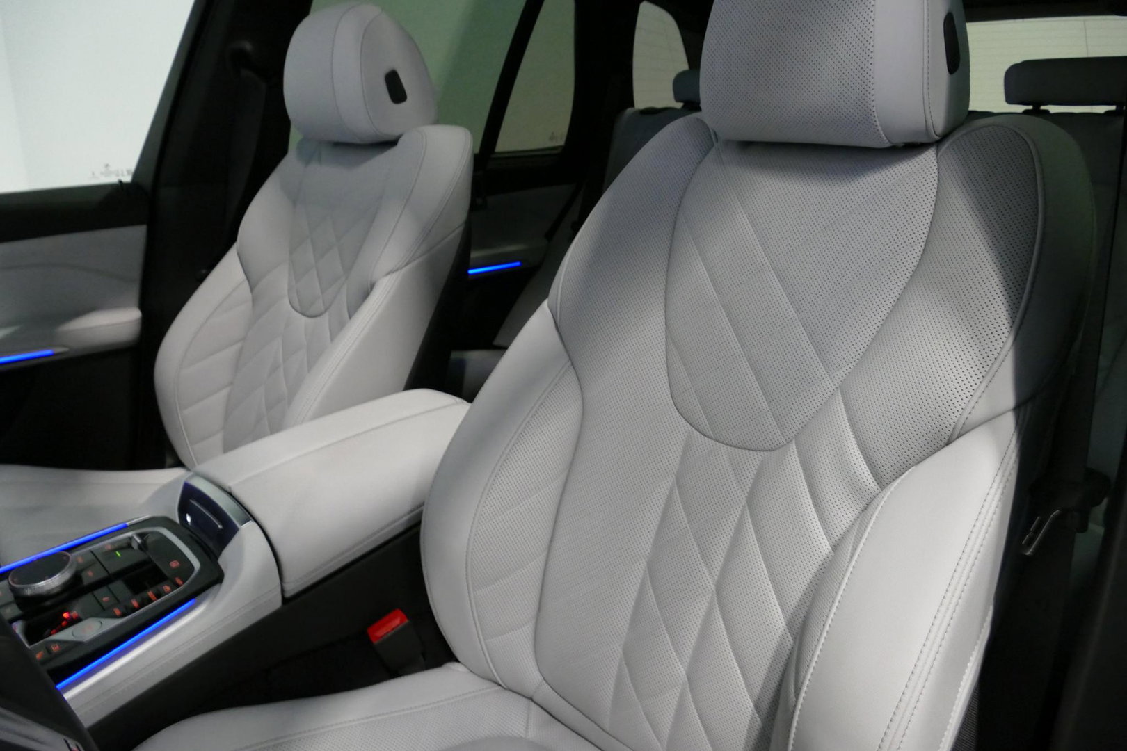 BMW X5 xDrive50e M Sport / M Bodykit / Achterasbesturing / Panoramadak / Elektr. verstelbare voorstoelen + memory / Softclose / Luchtvering / Elektr. wegklapbare trekhaak / HUD Professional / Harman Kardon Surround Sound / 22'' LMV / Ambienteverlichting / Stoelv