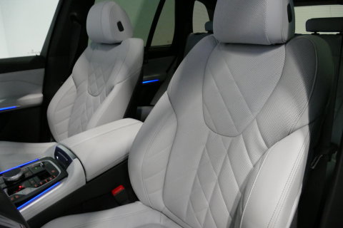 BMW X5 xDrive50e M Sport / M Bodykit / Achterasbesturing / Panoramadak / Elektr. verstelbare voorstoelen + memory / Softclose / Luchtvering / Elektr. wegklapbare trekhaak / HUD Professional / Harman Kardon Surround Sound / 22'' LMV / Ambienteverlichting / Stoelv