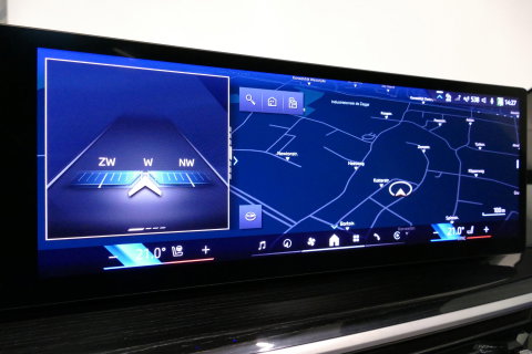BMW X5 xDrive50e M Sport / M Bodykit / Achterasbesturing / Panoramadak / Elektr. verstelbare voorstoelen + memory / Softclose / Luchtvering / Elektr. wegklapbare trekhaak / HUD Professional / Harman Kardon Surround Sound / 22'' LMV / Ambienteverlichting / Stoelv
