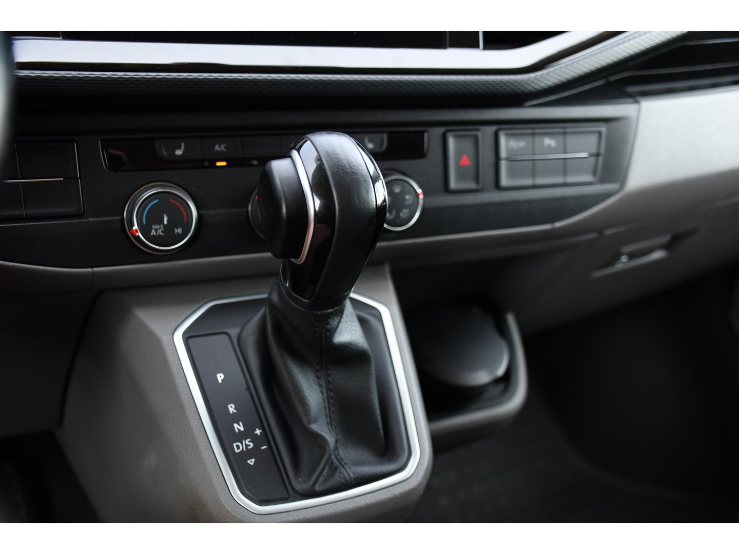 Volkswagen Transporter 2.0 TDI L2H1 30 Bulli Virtual, Adaptieve Cruise, Carplay, LED, Automaat, Stoelverwarming, Standkachel, Trekhaak, Uniek!