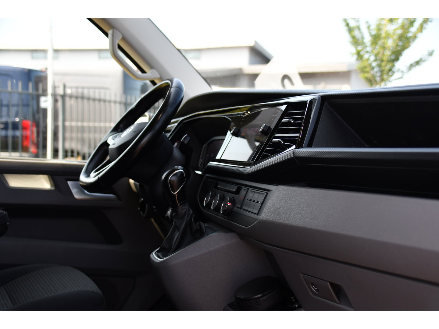 Volkswagen Transporter 2.0 TDI L2H1 30 Bulli Virtual, Adaptieve Cruise, Carplay, LED, Automaat, Stoelverwarming, Standkachel, Trekhaak, Uniek!
