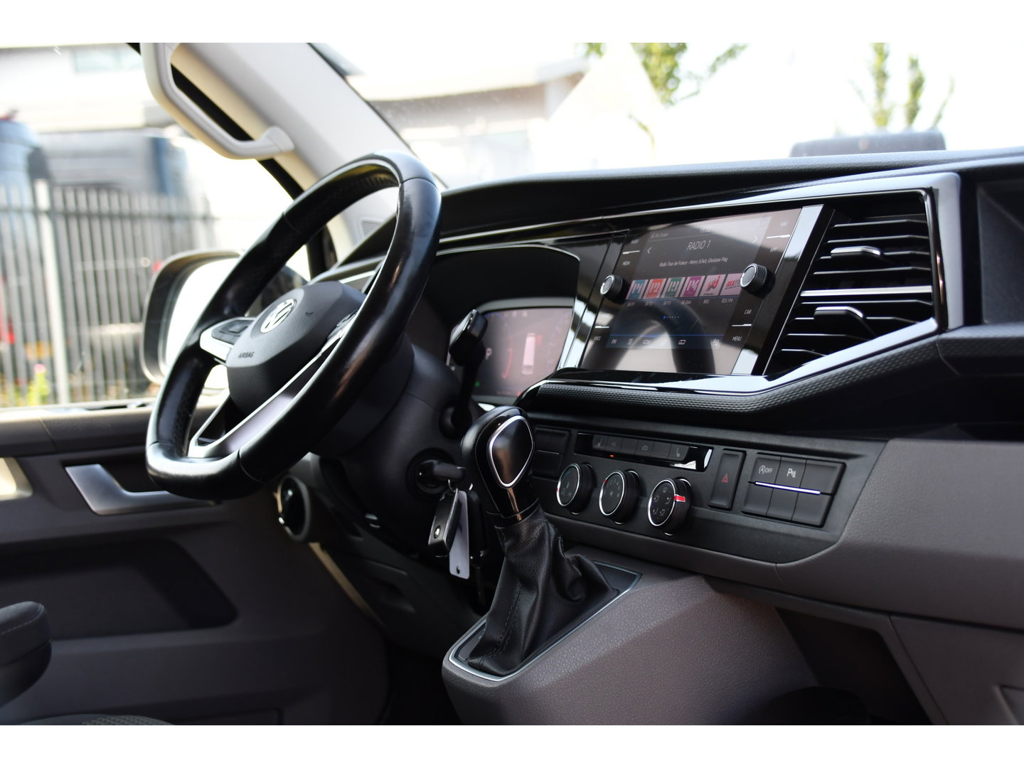 Volkswagen Transporter 2.0 TDI L2H1 30 Bulli Virtual, Adaptieve Cruise, Carplay, LED, Automaat, Stoelverwarming, Standkachel, Trekhaak, Uniek!