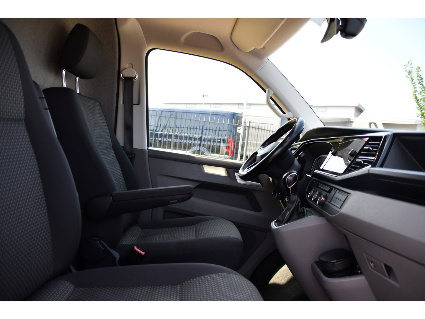 Volkswagen Transporter 2.0 TDI L2H1 30 Bulli Virtual, Adaptieve Cruise, Carplay, LED, Automaat, Stoelverwarming, Standkachel, Trekhaak, Uniek!