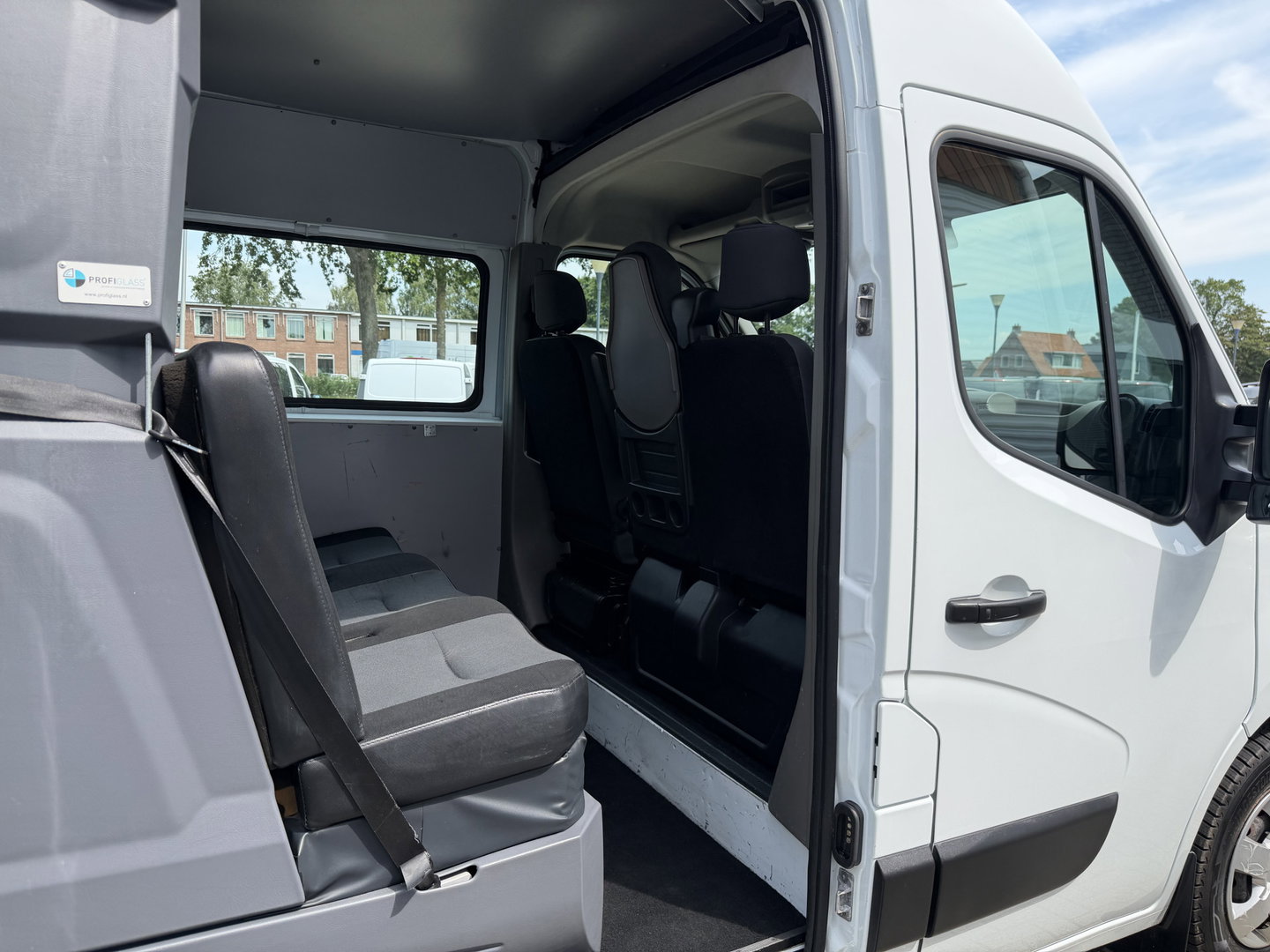 Renault Master T35 2.3 dCi L2H2 DC 6 persoons / vaste prijs rijklaar € 14.950 ex btw / euro 6 / bpm vrij / lease vanaf € 278 / airco / cruise / r-link navigatie / trekhaak 2500 kg  !