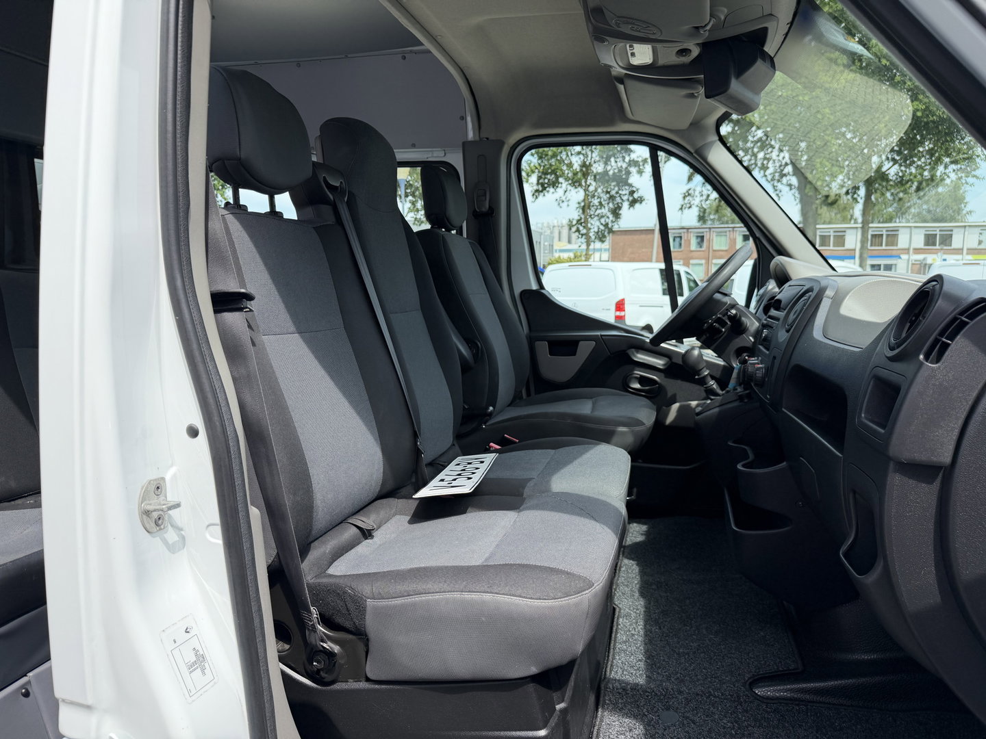 Renault Master T35 2.3 dCi L2H2 DC 6 persoons / vaste prijs rijklaar € 14.950 ex btw / euro 6 / bpm vrij / lease vanaf € 278 / airco / cruise / r-link navigatie / trekhaak 2500 kg  !