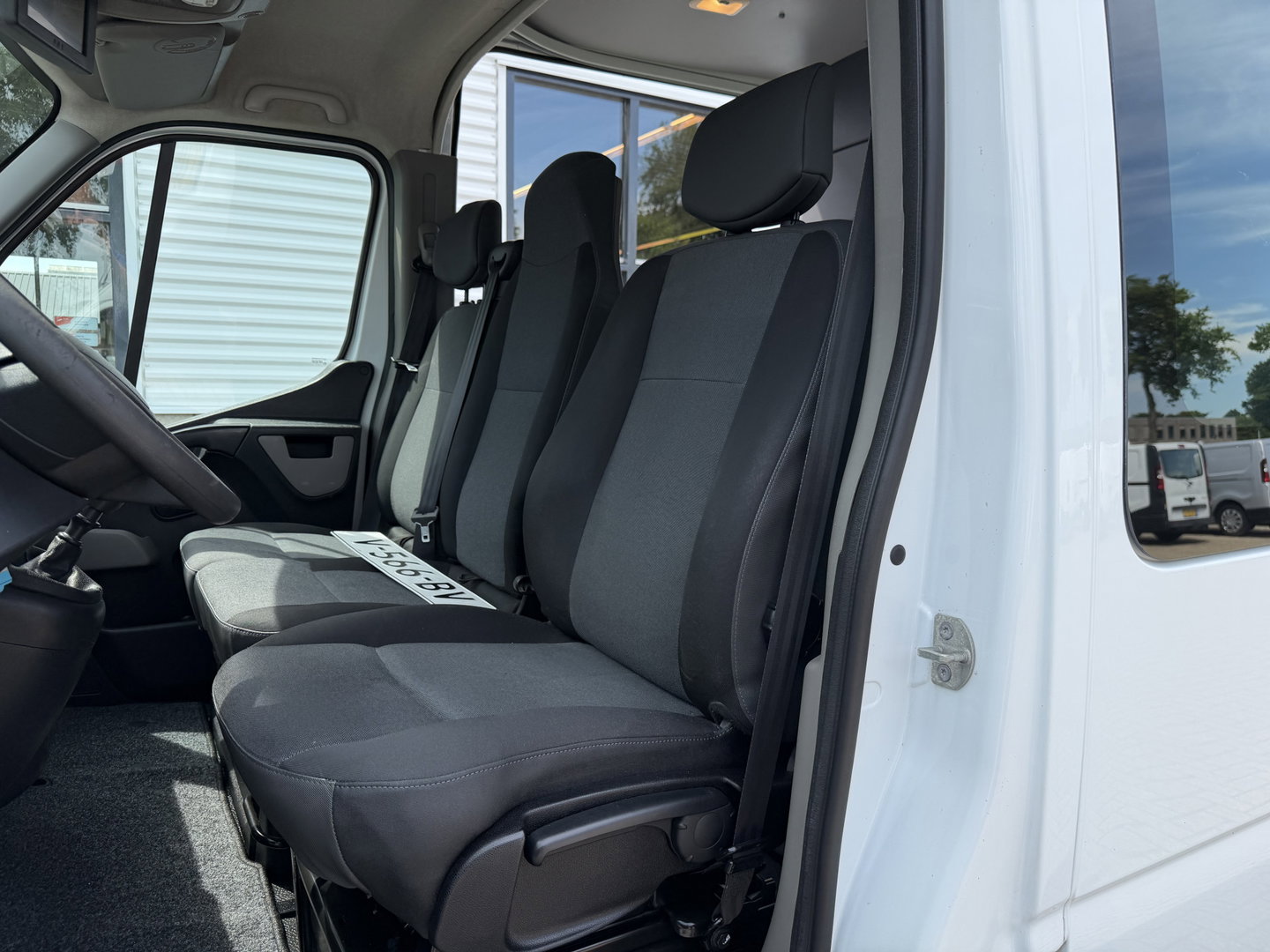 Renault Master T35 2.3 dCi L2H2 DC 6 persoons / vaste prijs rijklaar € 14.950 ex btw / euro 6 / bpm vrij / lease vanaf € 278 / airco / cruise / r-link navigatie / trekhaak 2500 kg  !