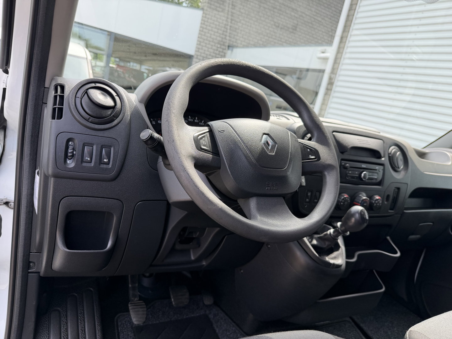 Renault Master T35 2.3 dCi L2H2 DC 6 persoons / vaste prijs rijklaar € 14.950 ex btw / euro 6 / bpm vrij / lease vanaf € 278 / airco / cruise / r-link navigatie / trekhaak 2500 kg  !