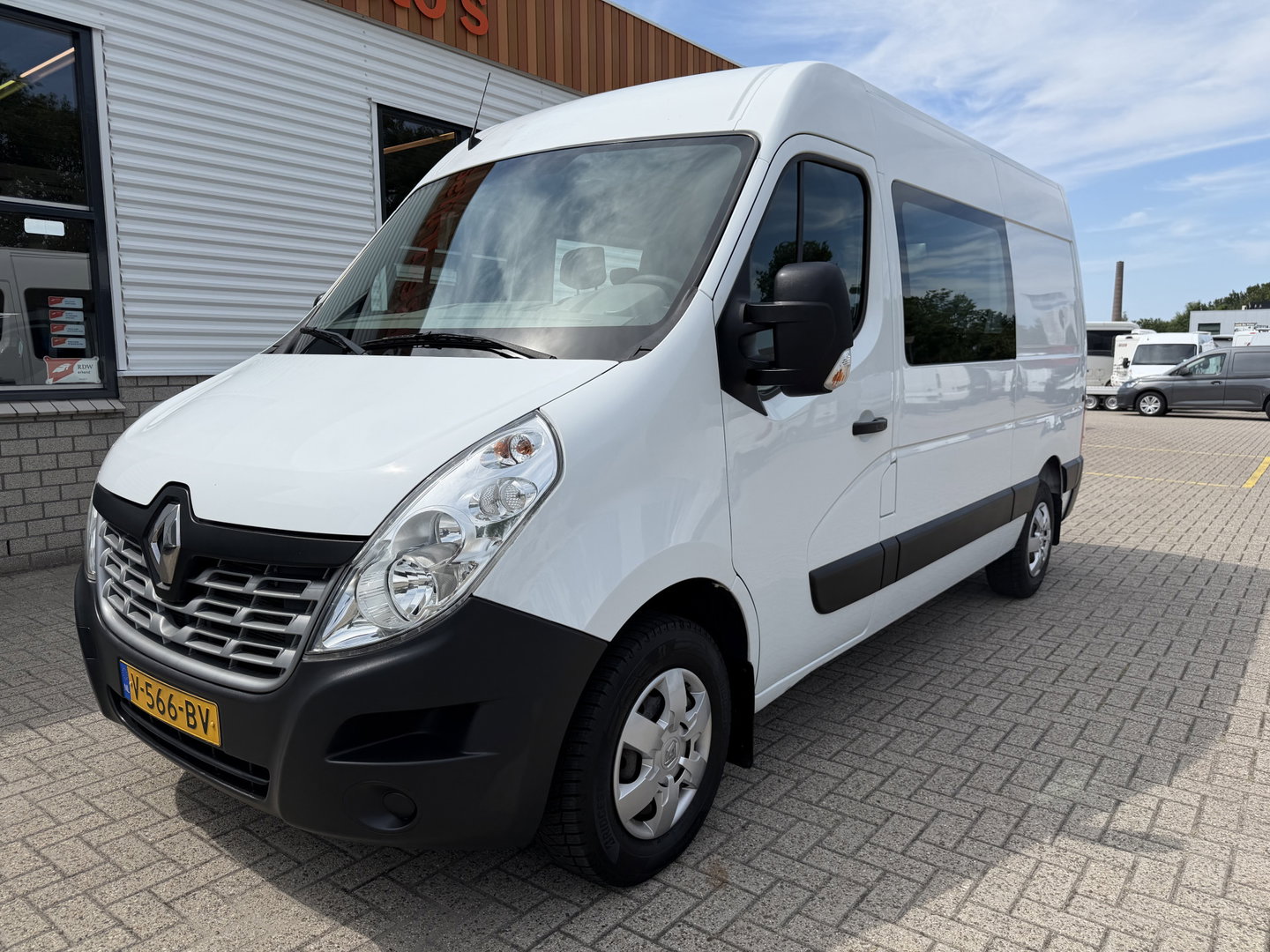 Renault Master T35 2.3 dCi L2H2 DC 6 persoons / vaste prijs rijklaar € 14.950 ex btw / euro 6 / bpm vrij / lease vanaf € 278 / airco / cruise / r-link navigatie / trekhaak 2500 kg  !