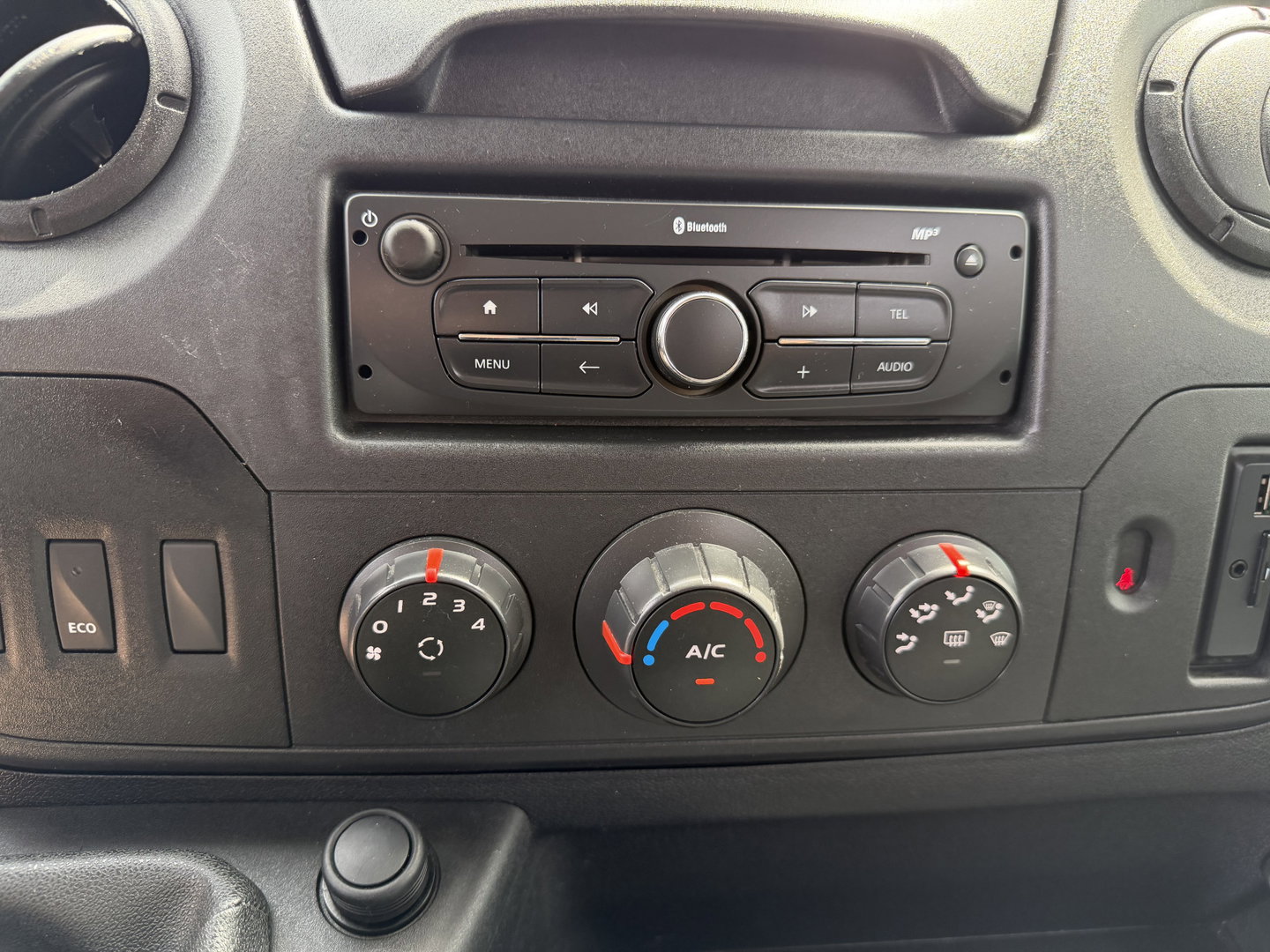 Renault Master T35 2.3 dCi L2H2 DC 6 persoons / vaste prijs rijklaar € 14.950 ex btw / euro 6 / bpm vrij / lease vanaf € 278 / airco / cruise / r-link navigatie / trekhaak 2500 kg  !