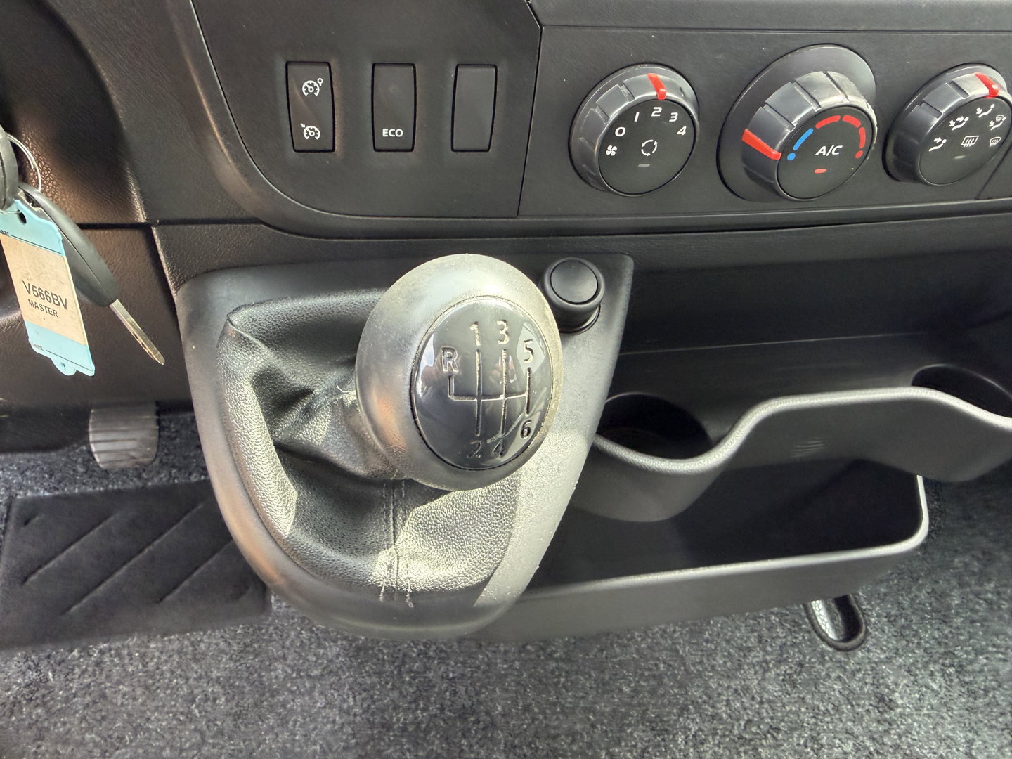Renault Master T35 2.3 dCi L2H2 DC 6 persoons / vaste prijs rijklaar € 14.950 ex btw / euro 6 / bpm vrij / lease vanaf € 278 / airco / cruise / r-link navigatie / trekhaak 2500 kg  !