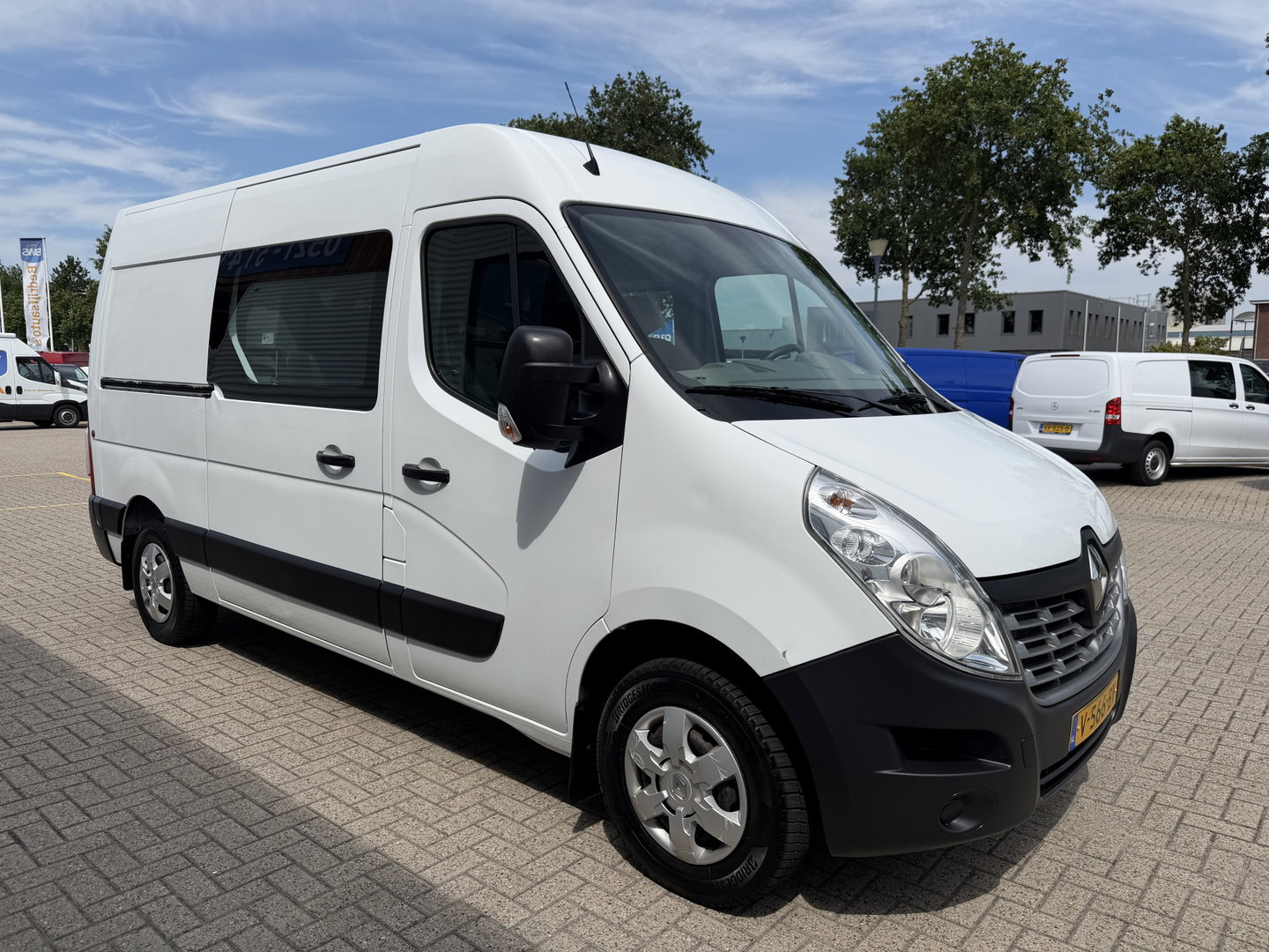 Renault Master T35 2.3 dCi L2H2 DC 6 persoons / vaste prijs rijklaar € 14.950 ex btw / euro 6 / bpm vrij / lease vanaf € 278 / airco / cruise / r-link navigatie / trekhaak 2500 kg  !