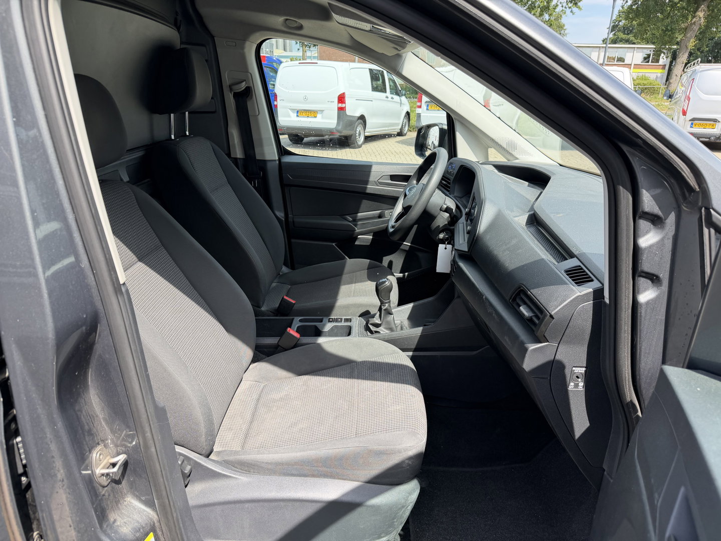 Volkswagen Caddy Cargo 2.0 TDI Economy Business / vaste prijs rijklaar € 14.950 ex btw / lease vanaf € / euro 6 / bpm vrij / cruise en climate control / donker grijs metallic