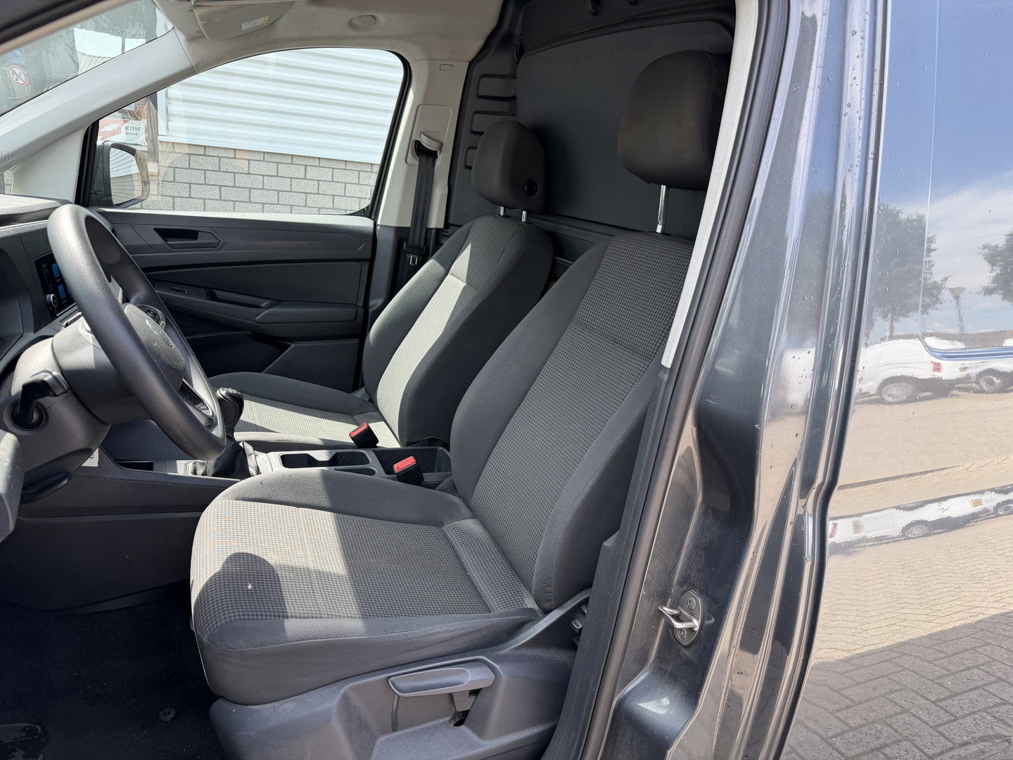 Volkswagen Caddy Cargo 2.0 TDI Economy Business / vaste prijs rijklaar € 14.950 ex btw / lease vanaf € / euro 6 / bpm vrij / cruise en climate control / donker grijs metallic